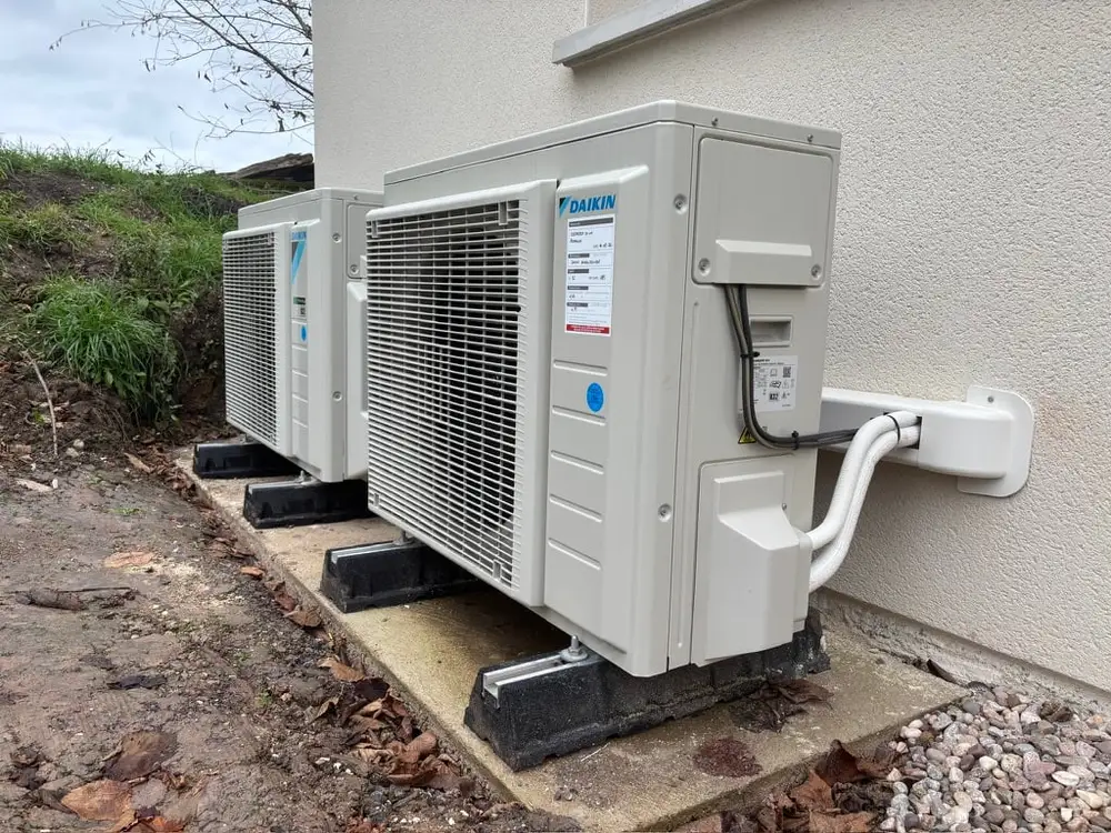 Groupe extérieur et coffret de protection installés sur plots antivibratiles