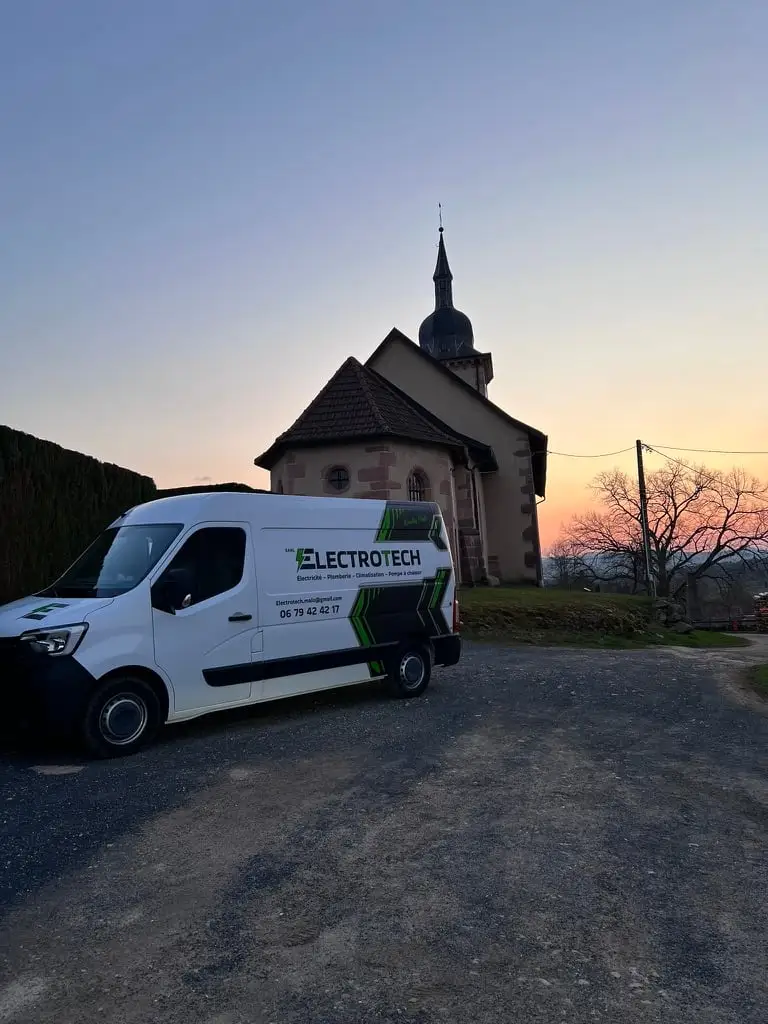 Fin d'intervention au coucher du soleil près d'une chapelle vosgienne