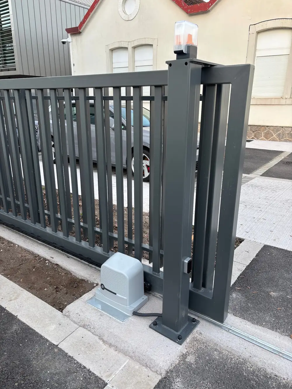 Motorisation et alimentation d'un portail coulissant en aluminium