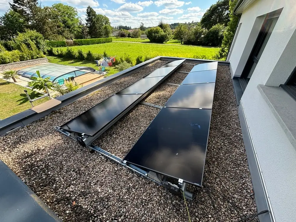 Panneaux solaires posés sur châssis lestés sur un toit-terrasse