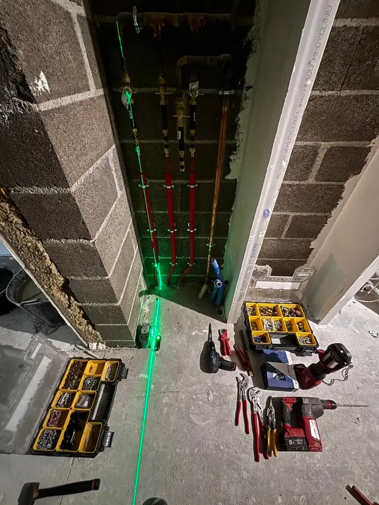 Réseau de distribution multicouche tracé au laser dans un sous-sol