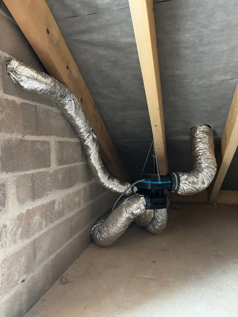 Gaines isolées et caisson de ventilation mécanique installés en combles